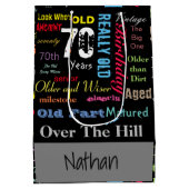 70e Happy BIrthday in een graffiti-stijl Medium Cadeauzakje (Achterkant)