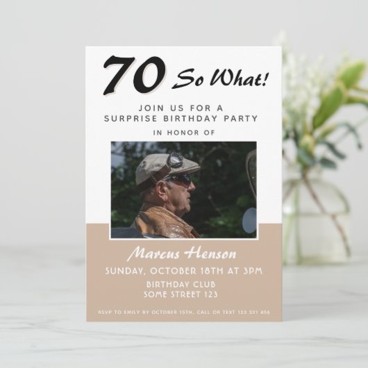 70e Surprise Birthday Party Photo Invitation Kaart (Staand voorkant)
