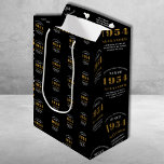 70e verjaardag 1954 Zwart Goud Chique Elegant Medium Cadeauzakje<br><div class="desc">70e verjaardag Chique 1954 thema zwart & goud elegante geschenktassen. Vier de reis van de jaren met onze 70e Verjaardag 1954 Zwart-Goud Chic Elegant Gift Bags. Verpakt in klasse en elegantie, bieden deze hoogwaardige geschenktassen een volledig gepersonaliseerde touch, die de chique vibes van de verjaardag weerspiegelt. Ontworpen met een glanzende...</div>