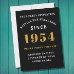 70e verjaardag 1954 zwart goud gepersonaliseerd vo kaart<br><div class="desc">Elegant Zwart en Goud 70e Verjaardagsuitnodiging - Creëer Uw Eigen Gepersonaliseerd Ontwerp. Het podium voor een opmerkelijk feest begint met de perfecte uitnodiging. Onze elegante zwart-gouden 70e verjaardag uitnodiging is de perfecte keuze voor dit mijlpaal evenement. Badend in zwart voor een vleugje verfijning en versierd in goud voor een ingetogen...</div>