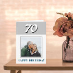 70e verjaardag Aangepaste foto aangepast Kaart<br><div class="desc">70e verjaardag Aangepaste foto persoonlijke Kaart. Speciaal 70ste verjaardag wenskaart voor iemand die 70 jaar viert. Dit moderne en eenvoudige ontwerp is voorzien van de jarige,  de foto- en de Happy-verjaardagskaart. Voeg uw foto in en bericht binnen toe of wis het. U kunt het jaaraantal ook veranderen.</div>