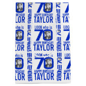 70e verjaardag blauw kijk 70 douanefoto naam medium cadeauzakje (Achterkant)