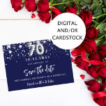 70e verjaardag: blauw zilver met de datumkaart save the date<br><div class="desc">Een elegant sparen de kaart van de Datum voor een 70e verjaardag partij. Een marineblauw met sterren. Pas een datum en een naam/leeftijd aan en voeg deze toe. De tekst: Sparen de Datum wordt geschreven met een groot trendy hand lettered stijlmanuscript.</div>