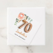 70e verjaardag bloem roos goud eucalyptusmonogram bedankjes labels (In situ)