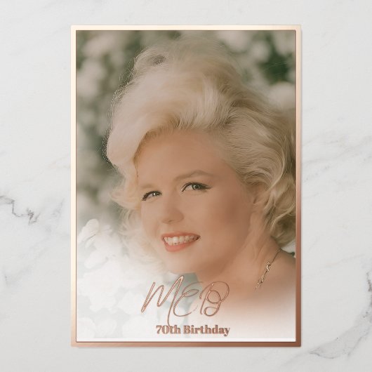 70e verjaardag Elegante Monogram Foto Verjaardag Folie Uitnodiging (Voorkant)