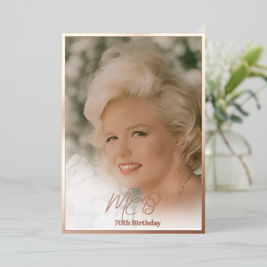 70e verjaardag Elegante Monogram Foto Verjaardag Folie Uitnodiging (Staand Voorkant)