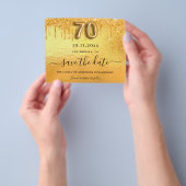 70e verjaardag gouden glitter budget save the date flyer (Hand)