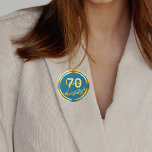 70e verjaardag gouden muzieknoten op blauwgroen bl ronde button 5,7 cm<br><div class="desc">Blauwgroen,  blauwe groene achtergrond met faux gouden muzieknoten voor een 70e verjaardagsfeestje. Sjablonen van 70 jaar en naam. De naam wordt geschreven in een handgeschreven stijlmanuscript. Gouden letters en cijfers. Voor hem en haar.</div>