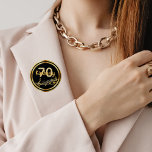 70e verjaardag gouden muzieknoten op stijlvol zwar ronde button 5,7 cm<br><div class="desc">Zwarte achtergrond met faux gouden muzieknoten voor een 70e verjaardagsfeest. Met een faux goud lijst. Sjablonen voor leeftijd en naam. De naam wordt geschreven in een handgeschreven stijlmanuscript. Gouden letters en cijfers.</div>