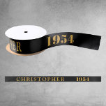 70e Verjaardag Naam 1954 Zwart Goud Elegant Chic Satijnen Lint<br><div class="desc">70th Birthday Zwart Goud Elegant Chique Satijnen Lint Geboren 1954 - Gepersonaliseerde Viering Accessoire. Wees een showstopper op je verjaardagsbash met onze 70ste verjaardagsnaam 1954 Black Gold Elegant Chic Satin Ribbon! Verfraaid met prachtig zwart en goud, spreekt dit satijnen lint boekdelen over uw unieke stijl en verfijnde smaak. Elke centimeter...</div>