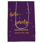 70e verjaardag paars goud hallo 70 naamscript medium cadeauzakje (Achterkant)