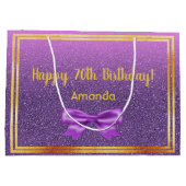 70e verjaardag paarse roze glitter monogram naam groot cadeauzakje (Achterkant)