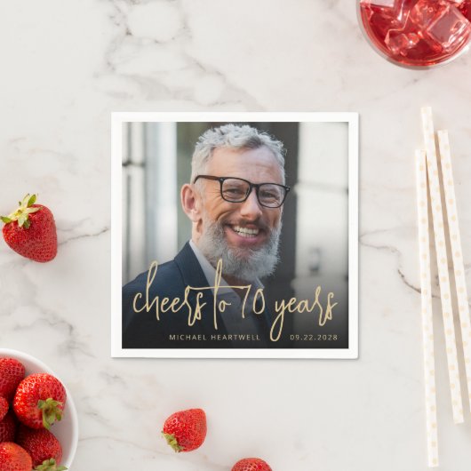 70e verjaardag Party Foto Cheers Gold Script Servet (Insitu)