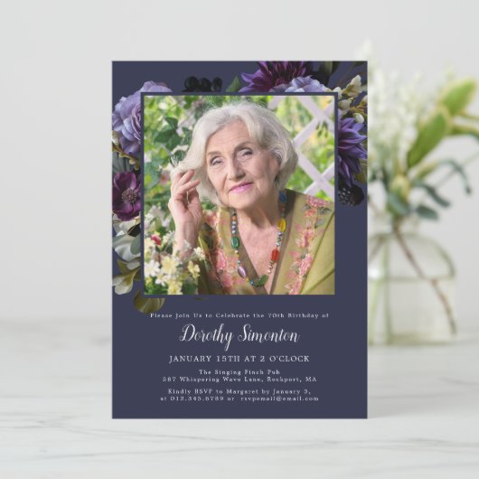 70e Verjaardag Party Foto Moody Paarse Bloemen Inv Kaart (Staand voorkant)