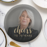 70e verjaardag Party Foto Proost Papieren Bordje<br><div class="desc">Deze aangepaste 70e verjaardagspapieren borden zijn voorzien van de foto en de verjaardag van de eregast,  samen met het woord "Cheers" in een elegant goudkleurig kalligrafieschrift. Een donker scherm zorgt ervoor dat de tekst pop wordt. Een geweldige manier om iemand te vieren die zeventig wordt!</div>