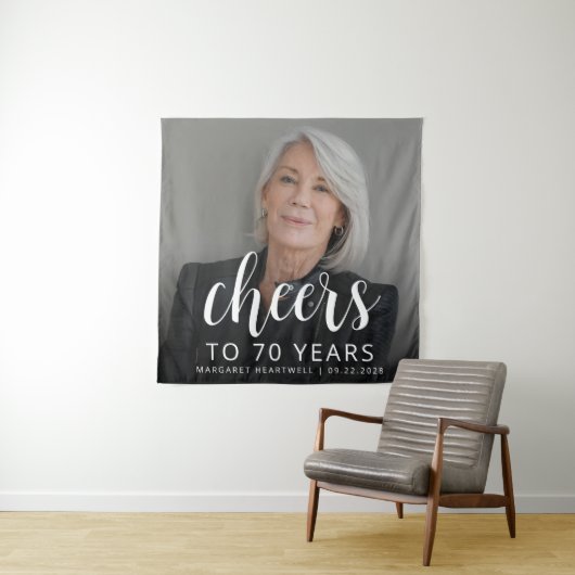 70e verjaardag Party Foto Wit Script Cheers Wandkleed (In situ)