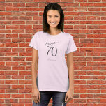 70e verjaardag Party grijs script roze T-shirt<br><div class="desc">70 worden is een mijlpaal die het vieren waard is! Ontdek hoe ons grijze Script Pink 70th Birthday Party T-Shirt moeiteloos stijl en comfort combineert, waardoor het de perfecte kleding is om deze speciale gelegenheid te markeren. Of je nu een feestje organiseert of als gast aanwezig bent, dit must-have shirt...</div>