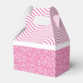 70e verjaardag roze/wit getallenpatroon bedankdoosjes (Achterkant)