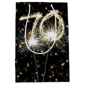 70e verjaardag Sparklers op zwart met sterren Medium Cadeauzakje (Voorkant)