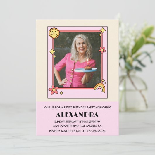 70e verjaardag uitnodiging Retro Groovy Pink Flora (Staand voorkant)