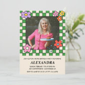 70e verjaardag uitnodigingen Retro Groovy Bloemen (Staand voorkant)