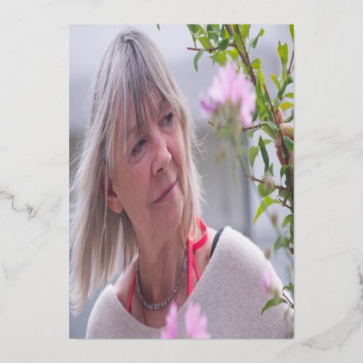 70e verjaardag, wit met gouden script folie uitnodiging (Achterkant)