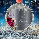70e verjaardag zilveren glitter druppelt floral bu metalen ornament<br><div class="desc">Een ornament voor een 70ste verjaardag. Een donkere faux zilveren metalen achtergrond. Gedecormeerd met donkere paarse en bruine en roze roos bloemen, faux zilveren glitter druppelen, verfdruppelaar. Sjablonen voor naam, datum en leeftijd 70. De naam wordt geschreven met een wit modern handgeschreven stijlmanuscript met letters. Perfect als winterfeest decor, gunst,...</div>