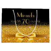 70e verjaardag zwarte goudbruine monogram large cadeautasje (Achterkant)
