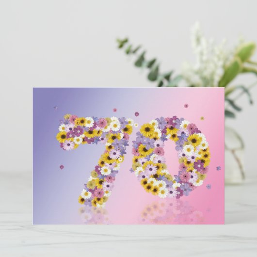 70e verjaardagsfeest, met bloemige letters kaart (Staand voorkant)