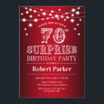 70e Verrassingsverjaardag - Zwart Rood Wit Kaart<br><div class="desc">Verrassing 70e verjaardag feestuitnodiging. Zwart rood wit ontwerp met sprookjesachtige snaarlampen. Elegant ontwerp perfect voor stijlvolle verrassingsfeestdag.</div>