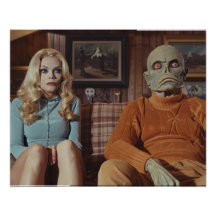 70s Monster en vrouw op de bank