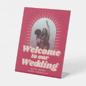 70's Retro Groovy Viva Magenta Bruiloft Welkom Reclamebord Met Voetstuk (Voorkant)