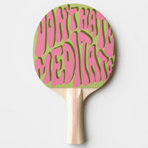 70s Retro: 'Meditate' Motivatie Poster Tafeltennisbatje