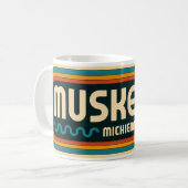 70s Retro Muskegon Michigan Koffie Mok (Voorkant links)