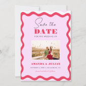 70s Retro Wavy Lijst Roze en Rode Fotozeven Save The Date (Voorkant)
