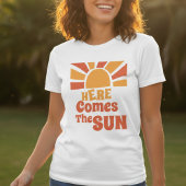 70s retro  zonsondergang Hier komt de zon zomer T-shirt