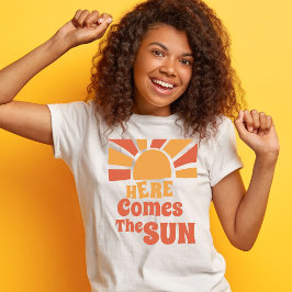 70s retro zonsondergang Hier komt de zon zomer T-shirt