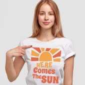 70s retro  zonsondergang Hier komt de zon zomer T-shirt