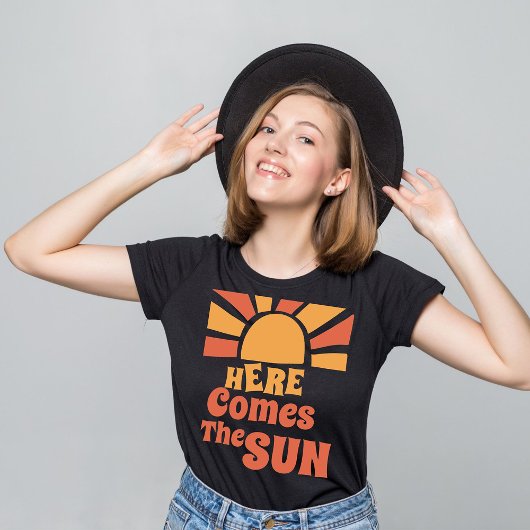 70s retro  zonsondergang Hier komt de zon zomer T-shirt