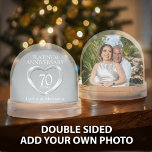 70ste huwelijksverjaardag Platinum hartfoto Sneeuwbol<br><div class="desc">Show uw waardering voor uw favoriete paar vieren 70 jaar van het wereldbol met deze oprechte persoonlijke geschenk, platina huwelijksverjaardag sneeuw zou ook een unieke gunst voor uw bruiloft verjaardagsfeest gasten. Personaliseer met uw paren namen aan de hartzijde en een speciale foto op de keerzijde. Komt overeen met platina bruiloft...</div>