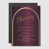 70ste verjaardag bordeauxrood gouden boog script l magnetische uitnodiging (Voorkant / Achterkant)