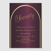 70ste verjaardag bordeauxrood gouden boog script l magnetische uitnodiging (Voorkant)