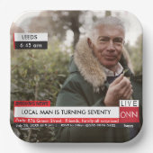 70ste verjaardag Mannen 🎉 Grappig TV Nieuws Fake  Papieren Bordje (Voorkant)