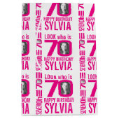 70ste verjaardag roze look 70 aangepaste foto naam medium cadeauzakje (Voorkant)