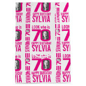 70ste verjaardag roze look 70 aangepaste foto naam medium cadeauzakje (Achterkant)