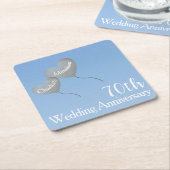 70ste verjaardag van platina hartballonnen in de l kartonnen onderzetters (Schuin)