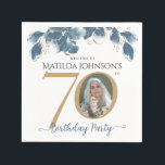 70th Birthday Blauw Goud Waterverf Bloemen Foto Servet<br><div class="desc">70e verjaardag Blauw Goud Waterverf Bloemen Fotoservetten. Eenvoudige en moderne verjaardagsfeestuitnodiging met blauwe waterverf bloemstukken en gouden accenten. Dit ontwerp bevat ook een aangepaste foto van de verjaardagspersoon. Hulp nodig bij deze sjabloon? Neem contact op met de ontwerper door hieronder op de knop 'Bericht' te klikken.</div>