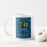 70th Birthday Blue and Gold Voeg Jouw namen toe Koffiemok<br><div class="desc">Een geweldig cadeau idee voor de 70e verjaardag in elegant blauw en goud. De tekst op deze mok kan eenvoudig worden bewerkt met behulp van de meegeleverde sjabloon. Bekijk onze andere cadeau- en feestartikelen.</div>