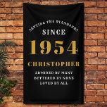 70th Birthday Born 1954 Naam toevoegen Zwart Goud Spandoek<br><div class="desc">70th Birthday Party Wall Banner - zwart en goud decoratief stuk. Vier een indrukwekkende mijlpaal met onze 70ste verjaardagsfeestmuur banner. Deze one-of-a-kind zwarte en gouden banner is niet alleen een decoratie, het is een statement piece. aan uw voorkeuren, is het een elegante en leuke manier om het begin van een...</div>