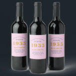 70th Birthday Born 1955 Voeg naam toe Pink Grey Wijn Etiket<br><div class="desc">Gepersonaliseerde Verjaardag voeg jouw naam en jaar mousserende wijn label toe. Bewerk de naam en het jaar met de sjabloon. Een prachtig custom roze verjaardagsfeestje item. Meer geschenken en feestartikelen zijn verkrijgbaar met het ontwerp "normen stellen" in de winkel.</div>